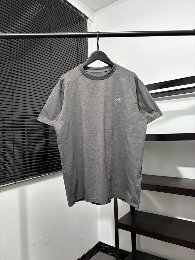 120 夏款速干系列！始祖鸟Arc'teryx 男女速干短袖T恤 。 这个系列设计理念是极简主义的体能风格，创造出不受限制、多种可能的个人风格～ 情侣款运动宽松