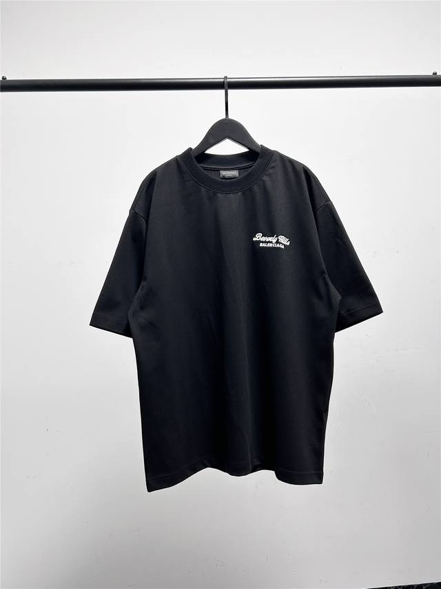 120 高版本，质量很好！巴黎世家 Balenciaga男女同款胸前小字母刺绣，短袖T恤！此款尺码偏大，最小Xs穿到140斤左右！最大穿到200多斤！ 巴黎世家