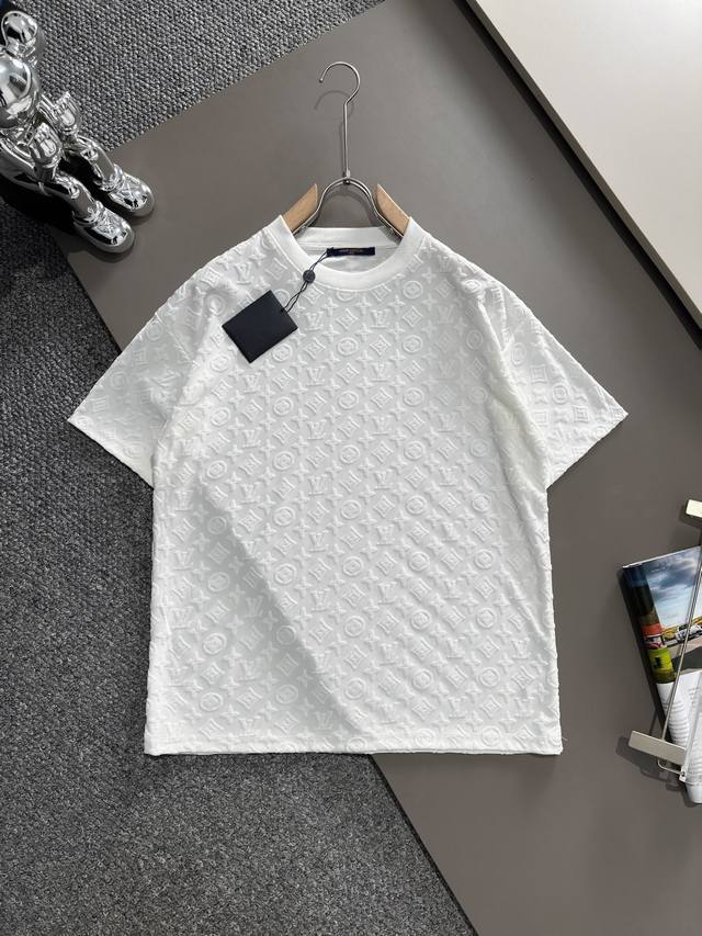 120 高品质Louis Vuitton/路易威登3D凹凸提花植绒T桖，25Ss春夏新品，官网旗舰店同步开售，全身上下驴家三花Logo提花植绒工艺，采用230克