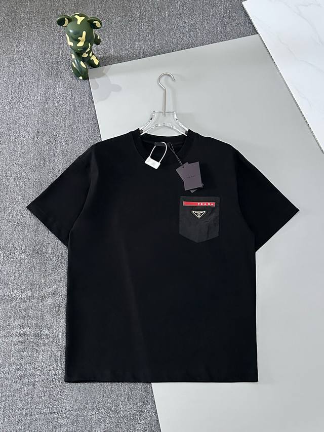 120 高品质Prada/普拉达红标口袋款T桖，25Ss春夏新品，官方旗舰店同步开售，梭织口袋上搭配软硅胶红标字母，镶嵌标志性金属三角△徽章，更加上档次。采用2