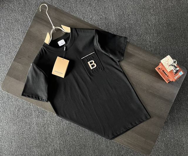 120 高品质Burberry/巴宝莉3D暗纹立体浮雕口袋款T桖 24Ss夏季新品，官方旗舰店同步开售，口袋采用3D暗纹拼色工艺设计，使整个口袋立体感备增，有质