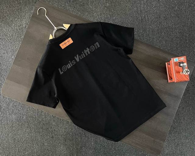 130 高品质Louis Vuitton/路易威登立体硅胶压花新款T桖 25Ss春夏新品，胸前简单小Loog，后幅字母，采用环保染料，无甲醛，对身体无危害， 采