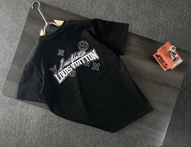 130 高品质Louis Vuitton/路易威登前后重工刺绣新款T桖！ 25Ss春夏新品，胸前后幅Loog高密度刺绣，采用德国百灵达万针刺绣，质感饱满凹凸！