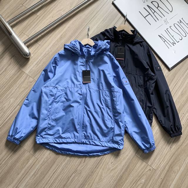 250 Tommy汤米男士夹克外套！防风防水压胶工艺！品相一流定制高密防风防泼水面料，细腻柔滑，挺括有型，色泽亮丽，也不易褪色！Jingdian的立领连帽直筒版