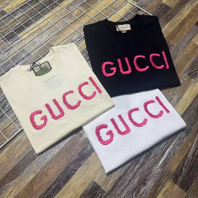 110 新款上新 高版本独家定制Gucci/古驰春夏经典粉色饱满刺绣字母男女情侣款圆领短袖T恤 今年最新款胸前精美饱满经典Logo刺绣 面料采用280克 双纱棉
