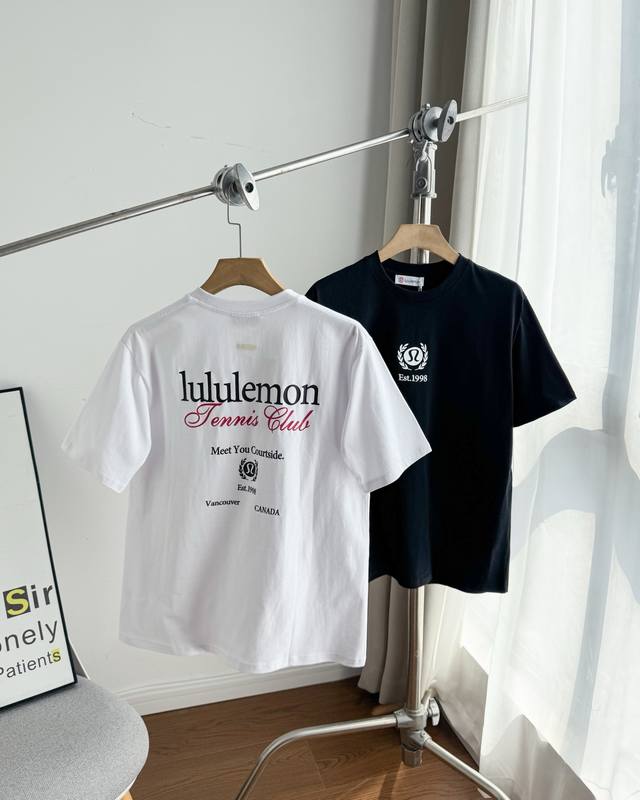 120 lulu新款圆领压花T恤，定织定染纯棉260克重洗水面料，做工精细。男女同款宽松落肩版型，时尚大气。 还在为日常穿搭不够出彩而烦恼？Lulu压花设计短袖