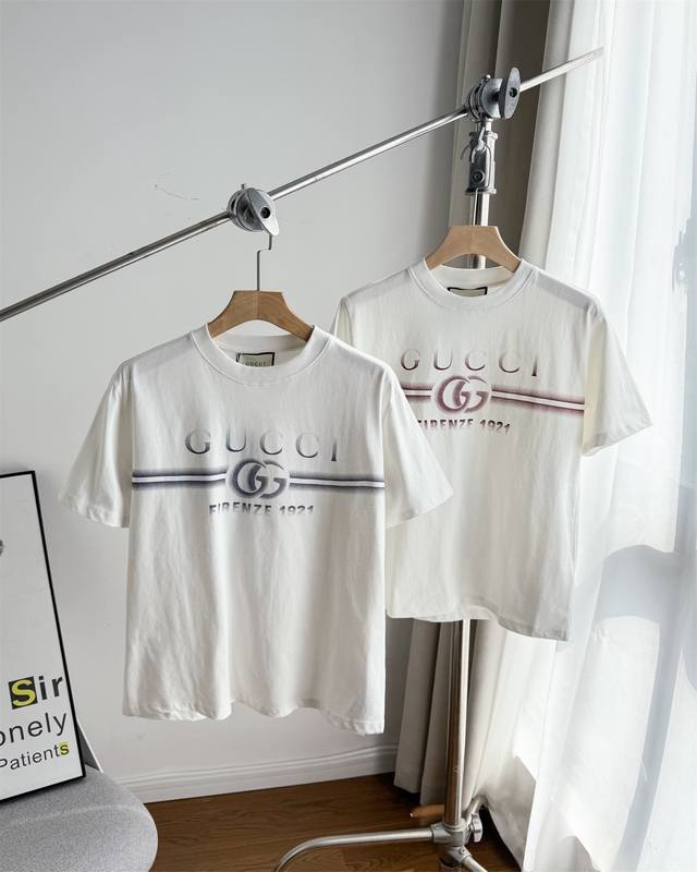 120 - Gucci古驰胸口淡化Logoss25印花宽松休闲经典百搭纯色 圆领套头短袖T恤 情侣款 - 在日常出街的穿搭选择中，Gucci古驰这款蛇年短袖T恤