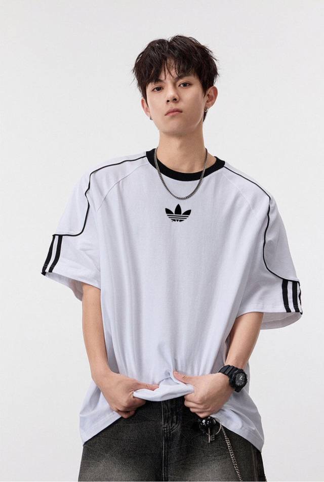 100 新款阿迪达斯Adidas 三叶草三条杠插肩撞色拼接Ins 领口螺纹针织情侣同款宽松落肩短袖T恤 面料: 280G重磅纯棉新疆长绒棉 采用特定重磅32S精