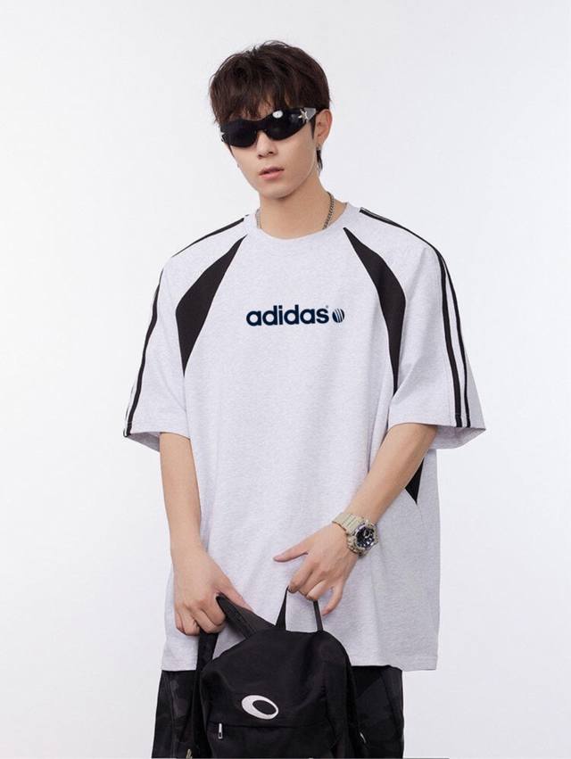 100 新款阿迪达斯Adidas 环球字母插肩撞色拼接Ins 领口螺纹针织情侣同款宽松落肩短袖T恤 面料: 300G重磅纯棉新疆长绒棉 采用特定重磅32S精棉平