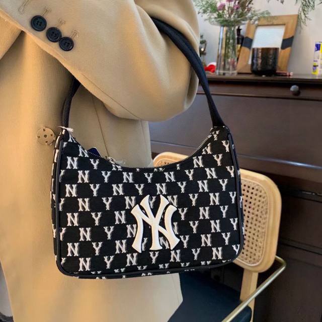 70 mlb Ny满印腋下包 靓妹出街的正确打开方式 椭圆黑Ny腋下包包 这只包难买不说 重点是超级实用 女孩子都很喜欢背包包吧 容量也无敌 又好搭配又好使用