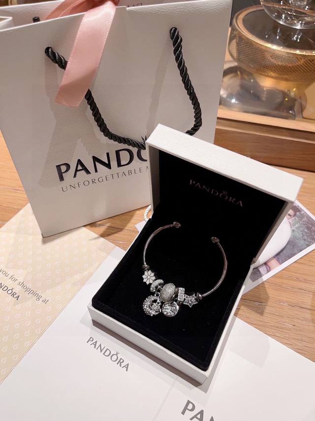 70 pandora 潘多拉 星月手镯 配全套包装 【 新款同款潘家星月手镯】 代表着幸运和希望的潘多拉 每一颗珠子都很精致 单独拿下来也可以当项链吊坠 性价比