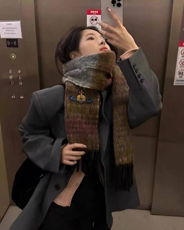 70 西太后 经典大土星围巾 摸起来软软糯糯 毛毛一点都不扎皮肤 很厚实舒服 还精致 土星是毛巾绣刺绣的