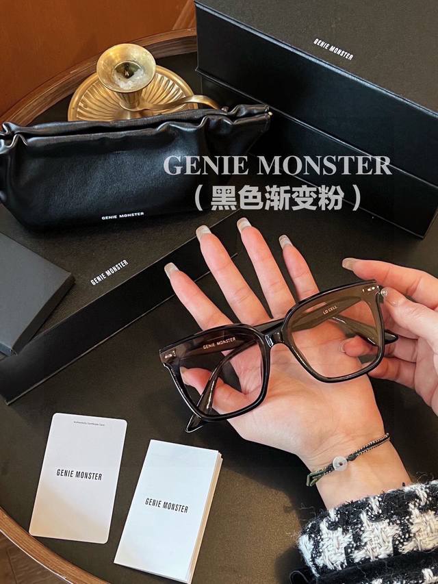 70 gm 新款Rosy黑框渐变粉眼镜 配全套包装 黑框渐变粉 内置日落镜也太显白了吧~ 自带晒红滤镜~绝绝子啊 款型没的说，太百搭了！ 不挑脸型~忍不住爱了