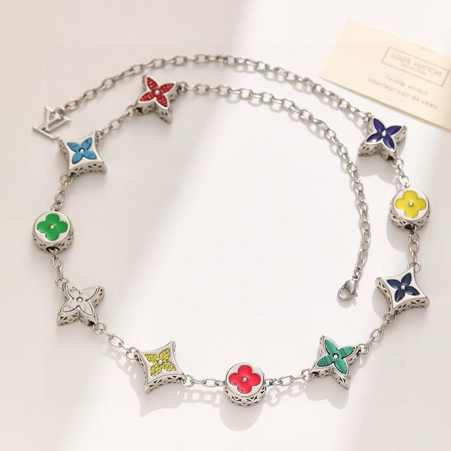 180 Lv路易威登五花带钻项链 配全套包装 mng Bigparty项链以Monogram花卉串珠构筑奇趣美学。多彩珐琅、宝石效果树脂、人造水晶和金属彰显品牌