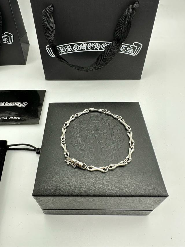 110 Chrome Hearts克罗心骷髅手链 酷热夏天百搭韩版嘻哈项链，很酷很帅 白铜材质，进口镀银工艺，精工打造 别具一格的质感和色泽，使首饰粗犷而古朴。