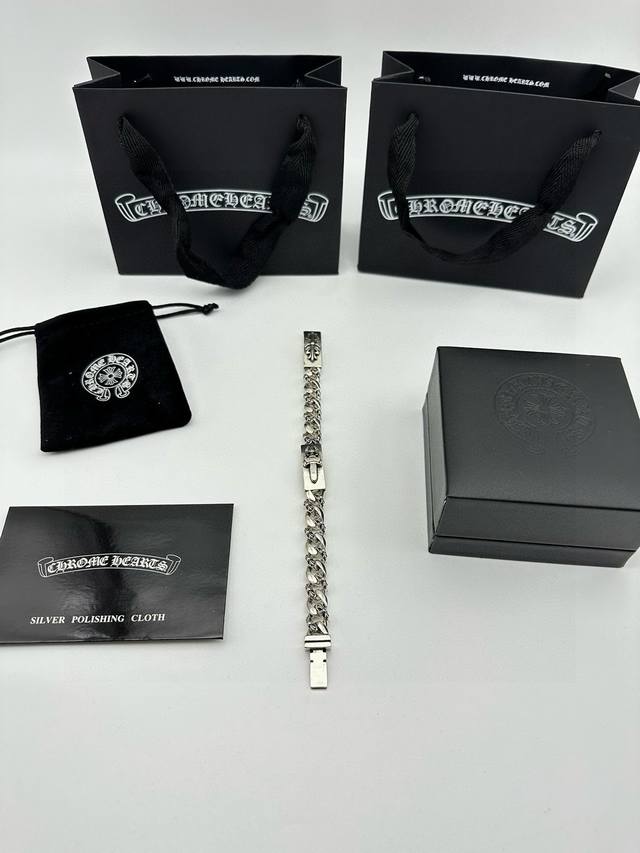 160 Chrome Hearts克罗心宝剑半花双牌手链 玩酷必备单品。无敌细节，看实拍！顶级泰银工艺！别具一格的质感和色泽，使首饰粗犷而古朴。经过特殊处理,可