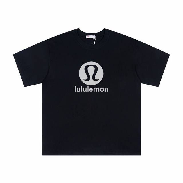 90 高品质露露Lululemon25Ss印花短袖！胸前品牌字母Logo大牌感十足！高端大气完美演绎，经典圆领不挑人版型上身巨显瘦 面料采用230克纯棉面料，保