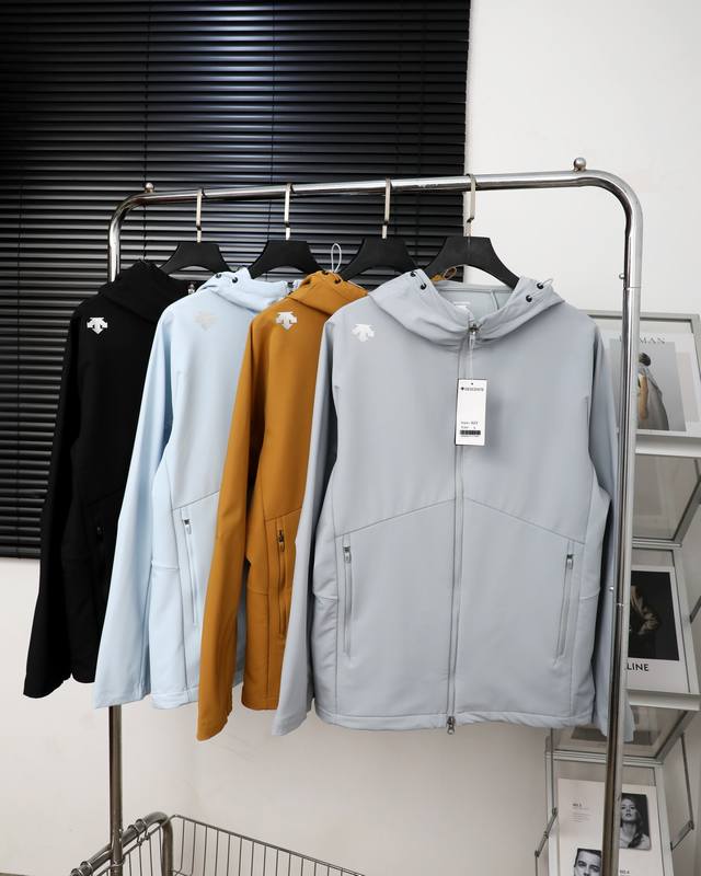 250 descente/迪桑特户外休闲软壳连帽加绒冲锋衣外套男女同款 整体工艺真的到顶！看得出的立体剪裁，多裁片拼接！接缝处平滑化处理，提高舒适性！ 户外顶级
