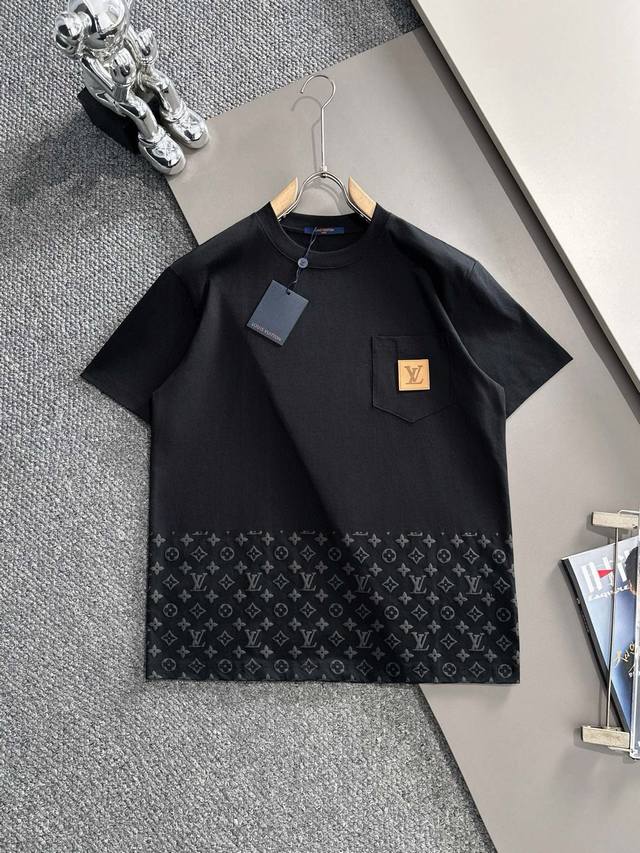 140 顶级版本 lv 驴家 2025新款 下摆浮雕发泡字母Logo 胸前口袋定制皮章 男女同款 短袖T恤 ·定制280克100％双纱纯棉面料 ·定染32支双股