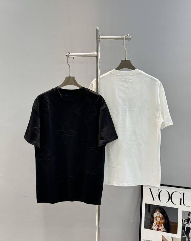 140 顶级版本 louis Vuitton Ss25 重工工艺绞染发泡满印老花Logo宽松休闲圆领套头短袖T恤 情侣款 想和还在为日常穿搭烦恼？Louis V