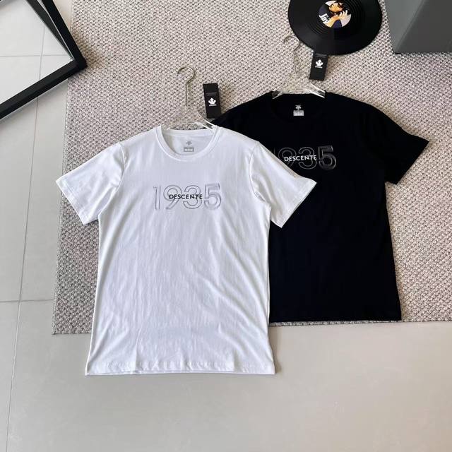 80 Descente 迪桑特Essential男女款防晒吸湿排汗短袖针织衫T恤夏季 - **透气与吸湿排汗**：Essential系列T恤采用针织面料，强调透