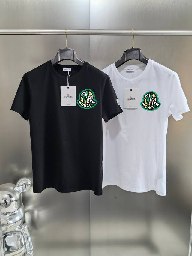 100 顶级版本 长期款 蒙口Moncler 2025 胸前徽标涂鸦Logot恤 男女同款 情侣款 面料采用高端80支180G丝光棉 上身舒爽透气，不僵硬，修身