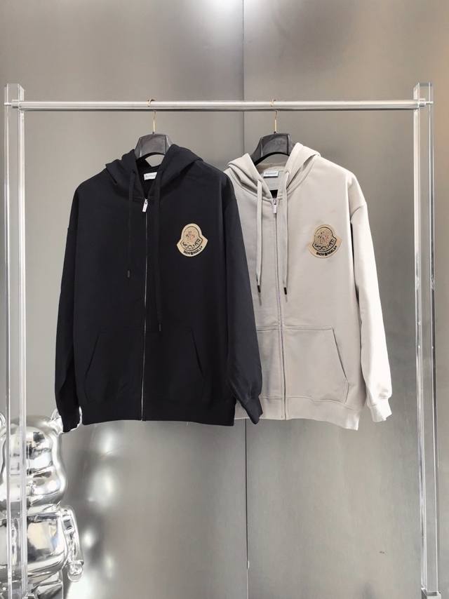 190 不控价【高端出品】 Moncler 蒙口2025S 春季胸前植绒刺绣大标Logo拉链开衫卫衣 整件衣服没有复杂的装饰 只有品牌标志性大Logo在胸前 简