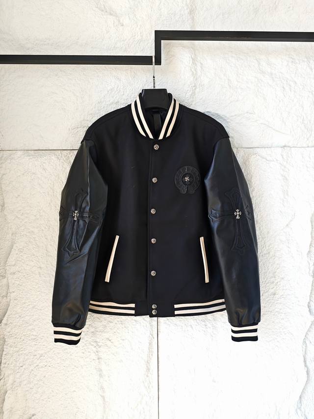 270 chrome Hearts克罗心Ch马蹄十字架皮标铆钉皮袖毛呢棒球服夹克外套 暗夜圣殿的材质启示录 皮袖上十字架皮标 前胸小马蹄标 后背大马蹄标 构成视