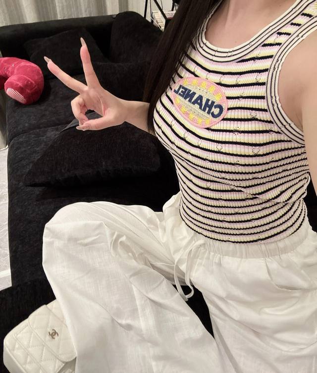 120 【高定版 背心】 chanel 香奈儿小香风彩虹条纹针织背心 度假辣妹风 撞色条纹系列 穿上显瘦效果绝了 及简气质U 撞色粉设计很好看 又很佰搭 外面穿