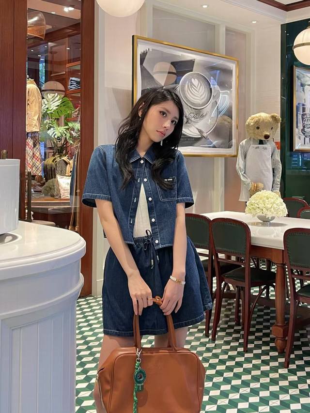 170 miumiu 缪缪 徽标短袖上衣短裙牛仔套装 上衣胸前和短裙下摆的字母贴布刺绣互相呼应 一套上身减龄又俏皮～ 内里带防走光安全裤 强烈推荐自留款 蓝色