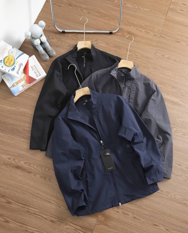 上新P230 品牌：露露乐蒙/Lululemon 尺码：M-L-Xl-Xxl 颜色：黑色-灰色-藏青 类型：户外都市旅行系列立领冲锋衣单层夹克 面料：96%聚酯