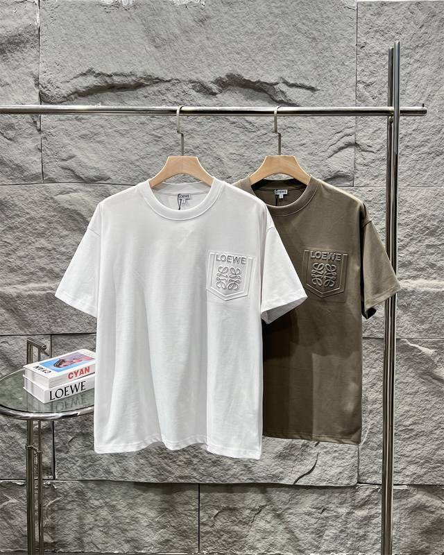 上新P130 Loewe：罗意威2025新款口袋立体压印字母Logo标识短袖T恤 高版本高品质原版面料 网红明星同款 定制32支双纱260克重棉 经典Logo标