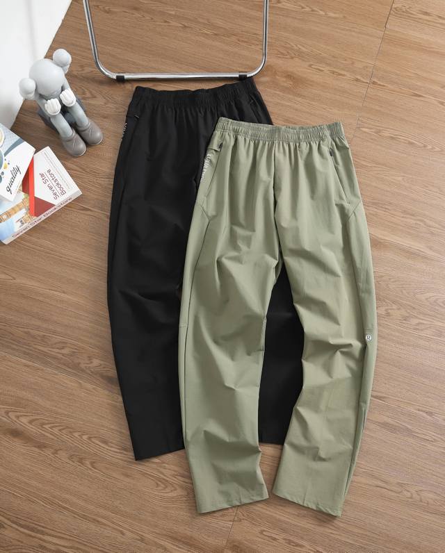 上新P140 品牌：露露乐蒙/Lululemon 尺码：M-L-Xl-Xxl-Xxxl 颜色：黑色-浅绿色 类型：春夏秋三季轻薄款速干透气休闲裤 面料材质：进口