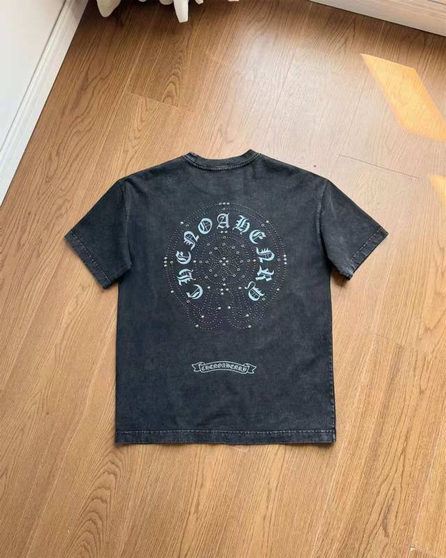 上新！P210，Chromehearts克罗心男女情侣短袖。规格：320克。高克重洗水双纱面料，贴布烧花重工刺绣工艺，纯棉情侣短袖T恤 。高克重酵素水洗定织面料