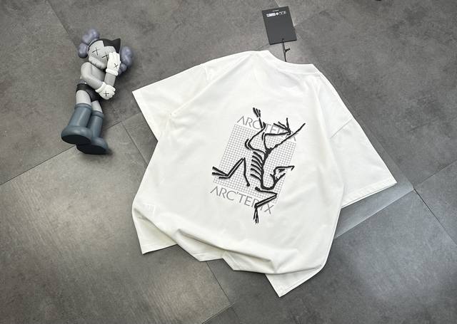 90潮牌Arcteryx /始祖鸟两色夏季网格纹棋盘格大Logo印花短袖！纯棉男女同款T恤上衣 前胸印花Logo字母，后幅印花始祖鸟Logo！胸前以及后背不开裂