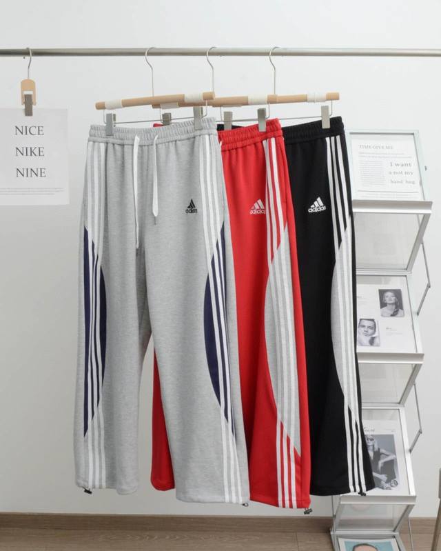 160 adidas阿迪达斯专柜印花经典款三条杠织带直筒休闲裤 男女同款 三叶草经典刺绣Logo 三条杠织带设计 秋季衣橱必备. 逼格更上一层楼、真正的百搭神裤
