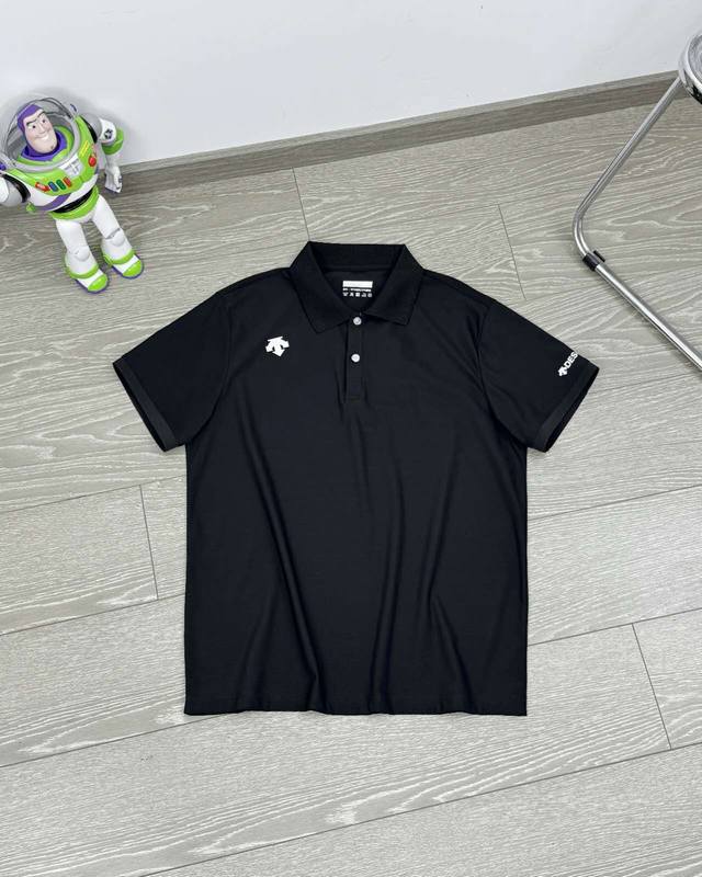 上新P120 ！ 品牌：Descente/迪桑特 descente/迪桑特 轻量透气 凉感运动 防晒 男士春夏必备的Polo衫！这款属于简约商务休闲风格。不论是