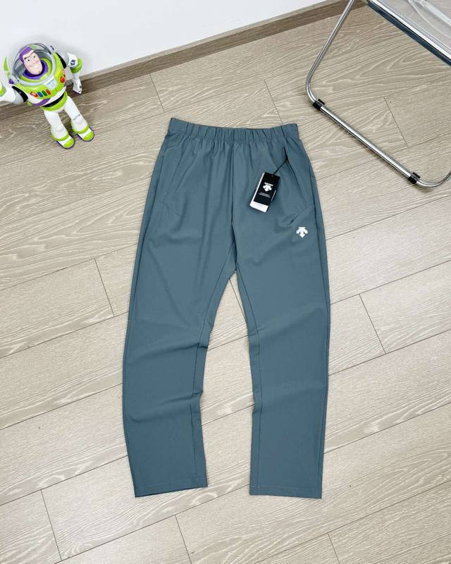 上新P140， ！ 品牌：Descente/迪桑特 descente/迪桑特新款男士商务休闲纯色运动速干长裤 ！ 这款迪桑特裤子非常经典耐看的一个款式，简约大气