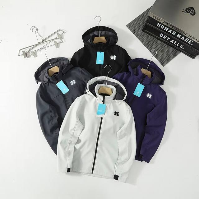 p190 kolonsport可隆立体剪裁户外机能三防情侣连帽1级冲锋衣 小树林系列，在探索未知与自然的壮丽旅程中，一款集功能、时尚与舒适于一身的冲锋衣，是您