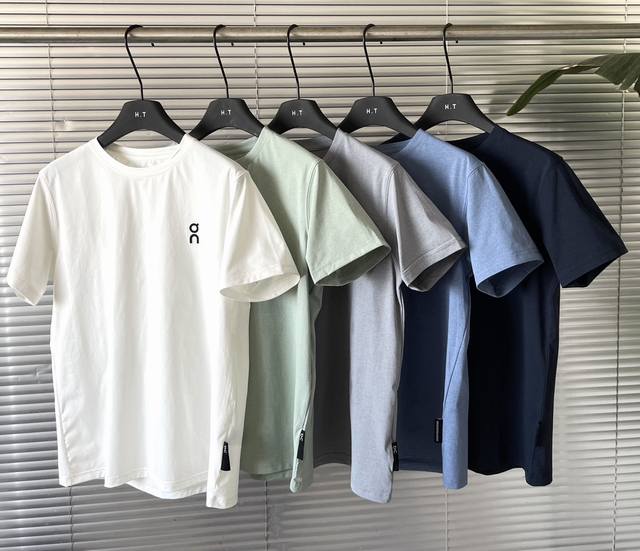 上新100 On昂跑 Club-T 男款经典运动风柔软亲肤舒适休闲T恤短袖！！ 这款 短袖主打一个舒适松弛感，融合运动基因与日常休闲风格，是追求极简设计和亲肤体