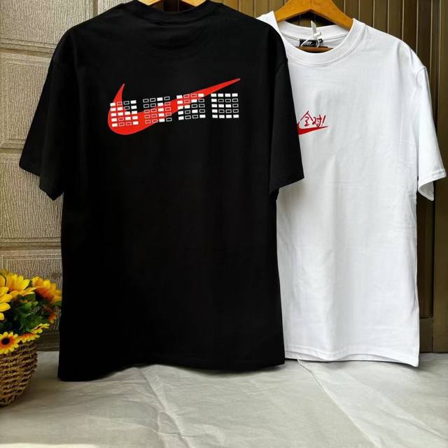 上新P70Nike耐克短袖助力中高考满分全对男女纯棉半袖运动休闲T恤 选用纯棉面料，透气柔软，亲肤舒适。流行经典设计，挺括有型，时髦大气，商务休闲风格随心切换，