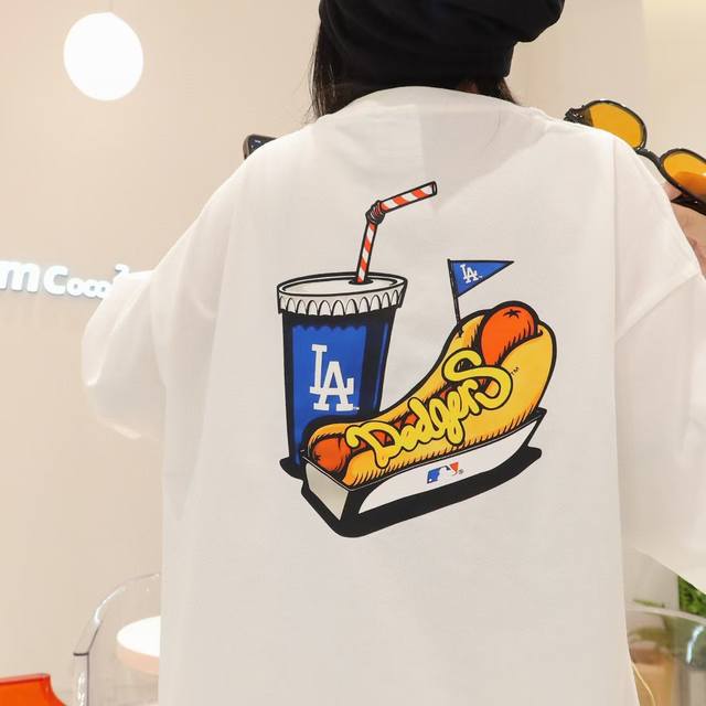上新！80 mlb洋基队最新款热狗冰淇淋短袖大货已在仓 100%区别市面的顶级品质 不偷工减料 原厂辅料三标齐全，面料为客供32支双纱高密度有机纯棉面料，亲肤舒