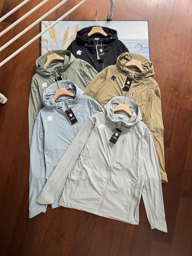 200 高品质 颜色:黑蓝色，云山绿，棕色，灰蓝色，浅灰色 尺码：L-5Xl（图九尺码表） 2024新款迪家情侣款B1143排男款冰凉体感防晒衣！高端冰丝面料