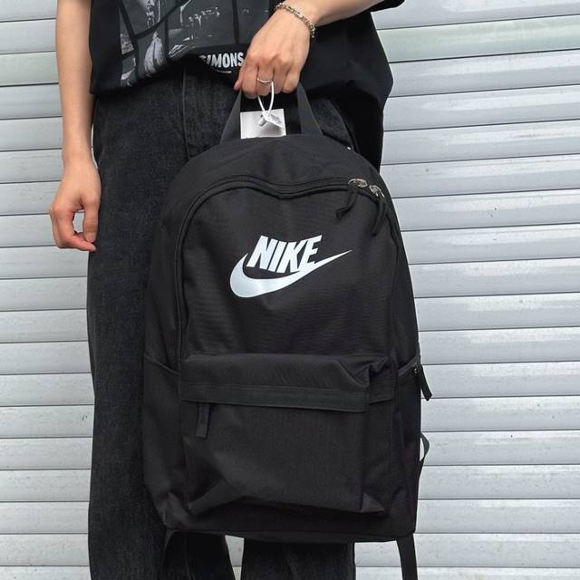 p100 【最高版本】 nike耐克经典双肩包单肩包学生书包男女神同款。 专柜渠道货源流出一批 质量超级好 包包空间大 内置电脑夹层。 超高识别度 细节 做工都