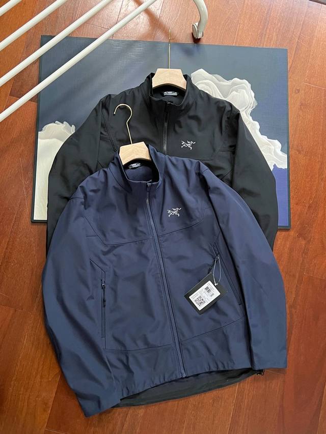 360 2025春款外套Arc'teryx / 始祖鸟刺绣Logo户外运动立领防风刺绣加绒软壳外套 傲视全网，最新科技面料，1:1 全身压胶技术内里绒面，今年始