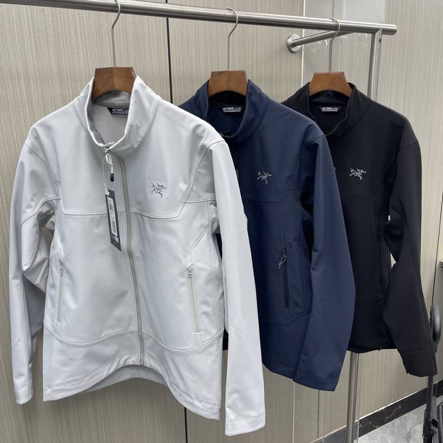 360 春季新品 arc'teryx / 始祖鸟户外运动立领防风刺绣加绒软壳外套 傲视全网，最新科技面料，1:1 全身压胶技术内里绒面，今年始鸟最新的设计，市面