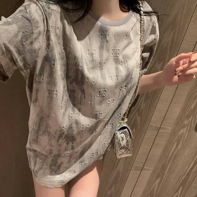 120 balenciaga巴黎世家Blcg双B凹凸立体字母扎染圆领短袖T恤 款号：25672703782 颜色：粉色 蓝色 灰色 尺码：均码（80-125斤）