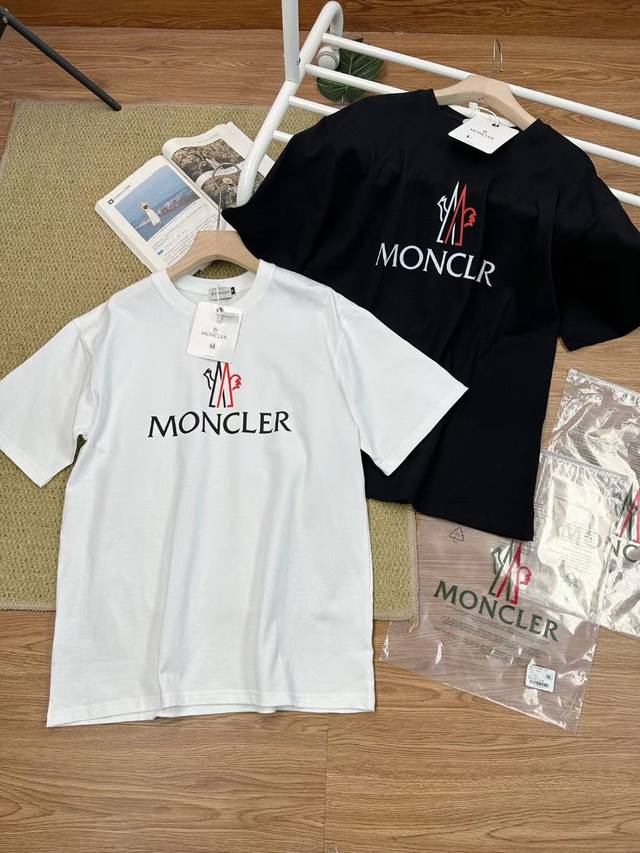 上新70 蒙口胸前经典简约字母Logo情侣款短袖T恤，三分上身帅气百搭不挑人，绝对极力推荐，夏季出行必备百搭单品 夏季一定闭眼入的百搭T恤，定制260G纯棉双纱