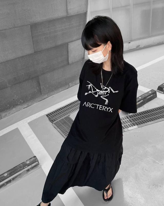 上新70 始祖鸟经典基础款胸前字母大Logo情侣款短袖T恤，男女同款，你值得拥有绝佳夏季穿搭必备单品 经典百搭永不过时系列，男女同款 情侣可搭 甄选纯棉240G