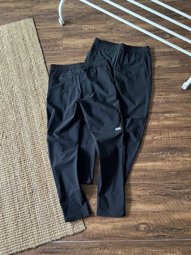 p200 25最新款Hellyhansen/Hh 春季男款Trad U弹力防泼水梭织长裤，户外休闲款，小直筒造型！款式简约，实则整条裤子充满细节。左侧实用性拉链